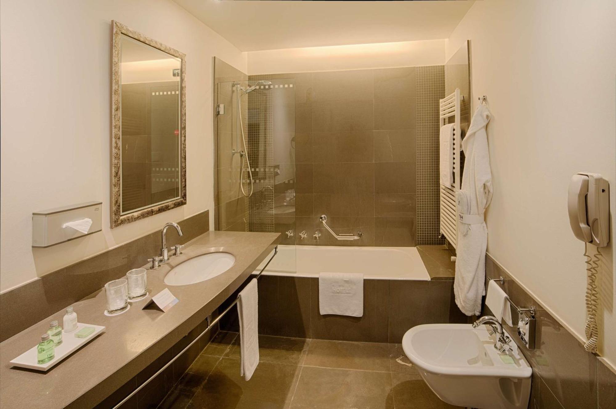 Nh Bergamo Hotel Exterior photo